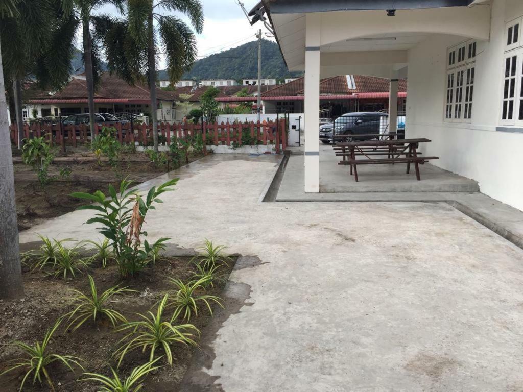 The Garden Vacation Home Lumut Zewnętrze zdjęcie